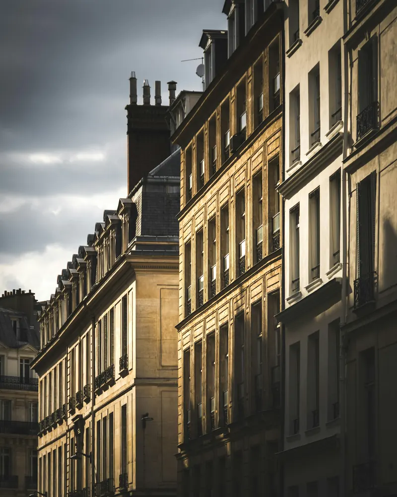 Façades d'immeubles d'habitation sous un ciel nuageux (photo d'illustration)