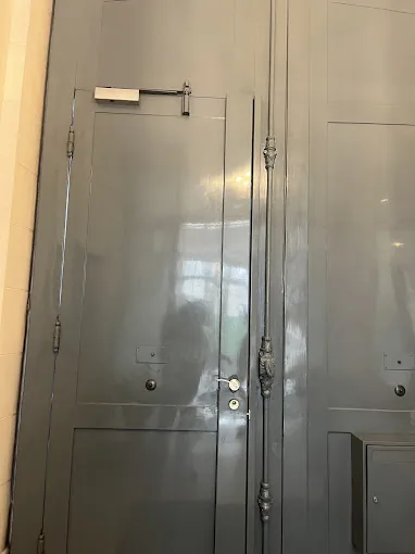 Porte grise équipée d'une serrure à tringles haute et basse