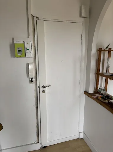 Porte palière blanche dans l'entrée d'un appartement