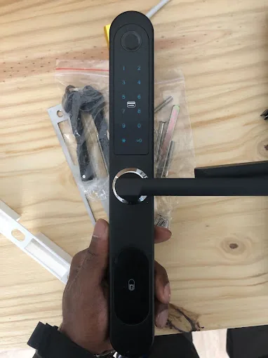 Serrure connectée à empreinte digitale prête à être installée